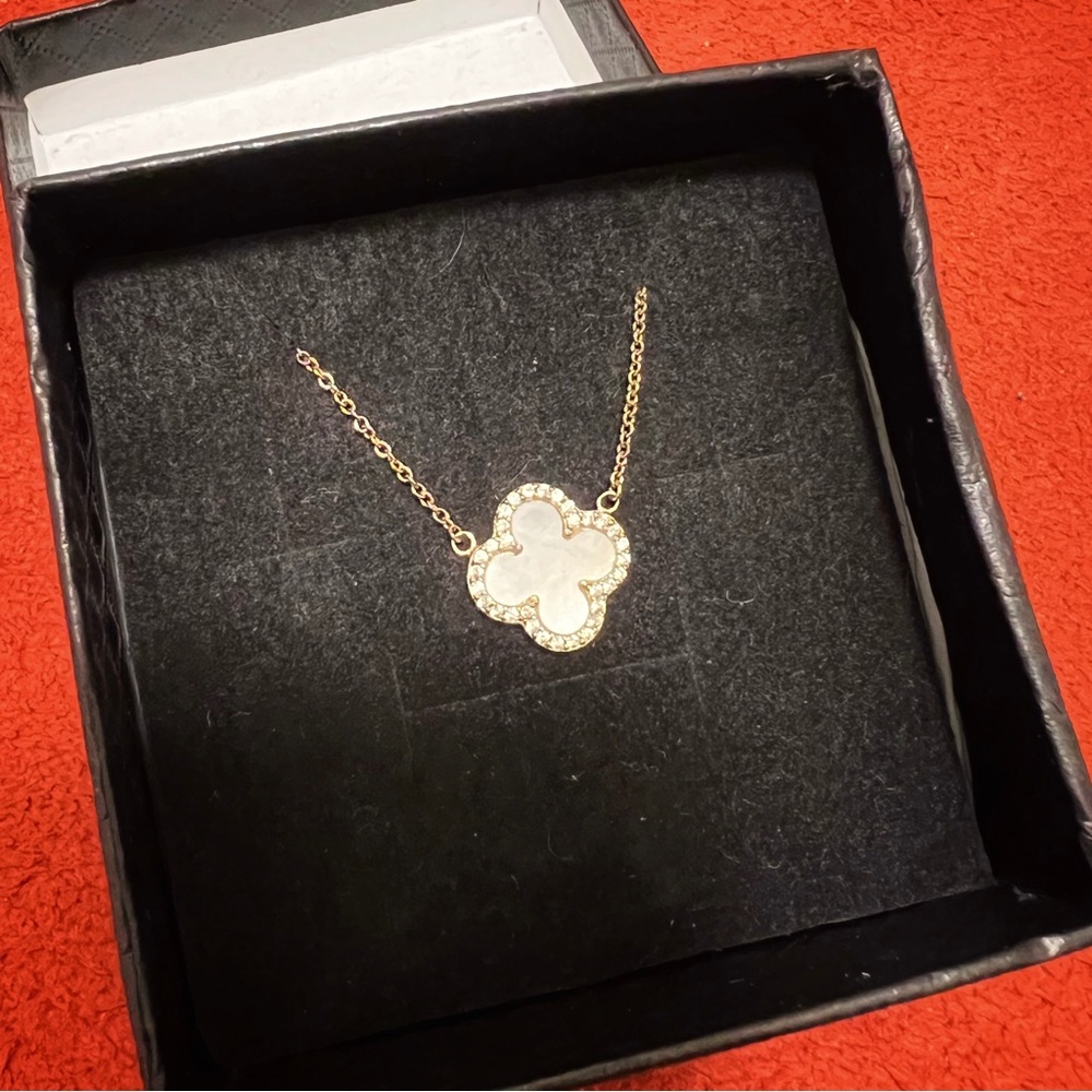 White and Gold Clover necklace